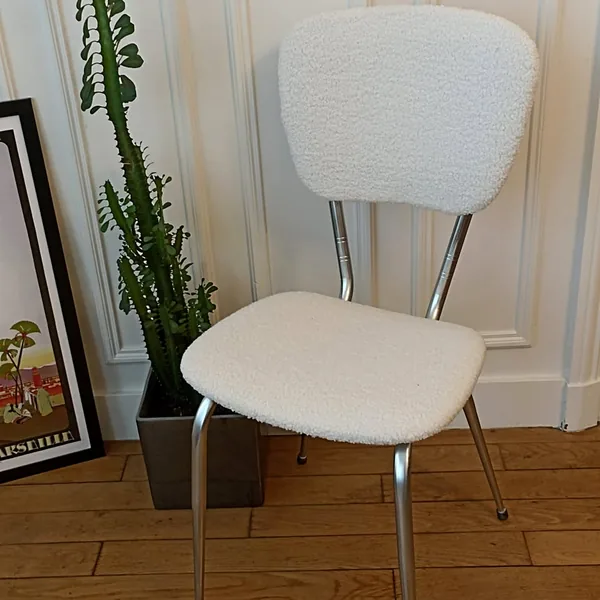 Chaise chromée années 60, de trois quarts