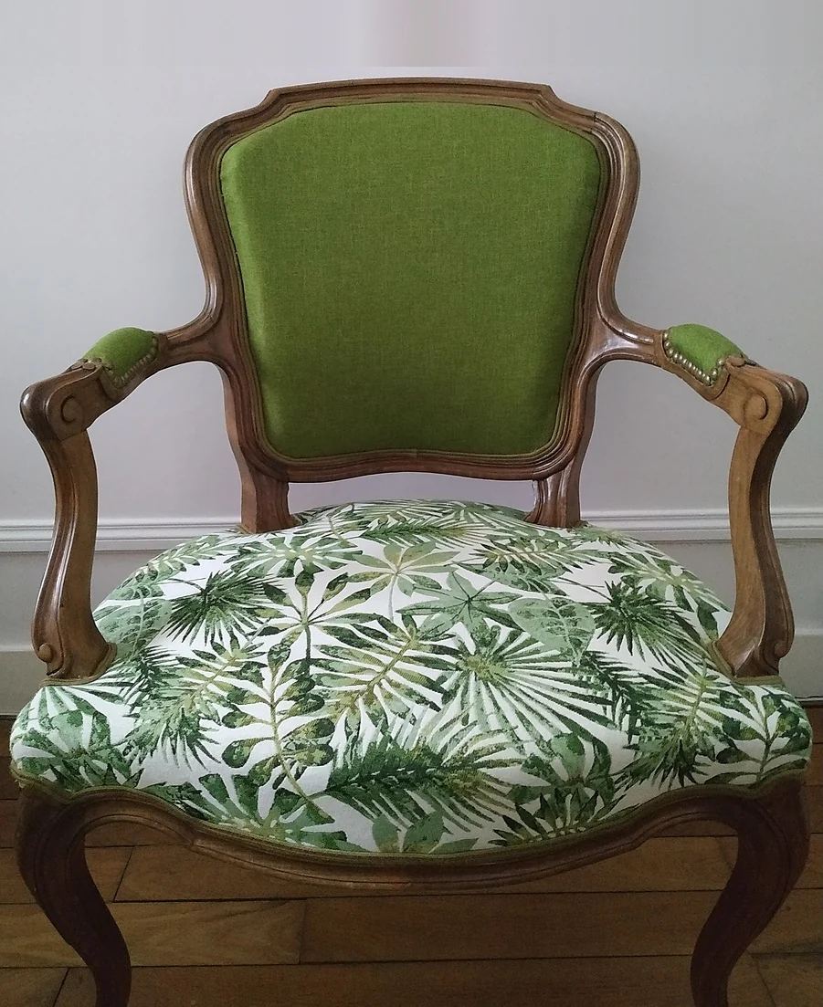Fauteuil cabriolet de style Louis XV, dossier et manchettes en tissu vert uni, assise imprimée de feuillages tropicaux