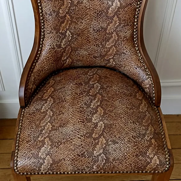Fauteuil de bureau « peau de python », de face