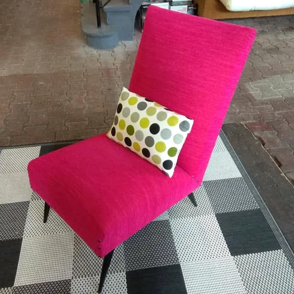 Fauteuil années 50, rose tyrien, de face