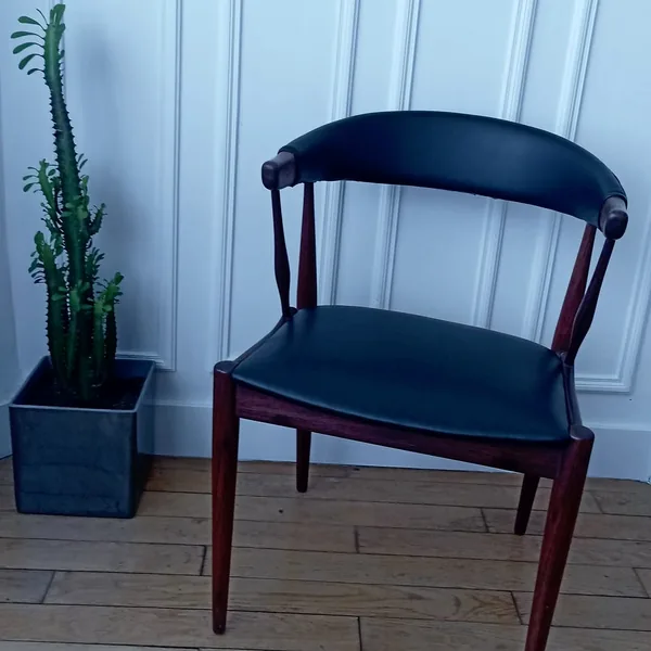 Chaise à dossier en arc, de trois quarts