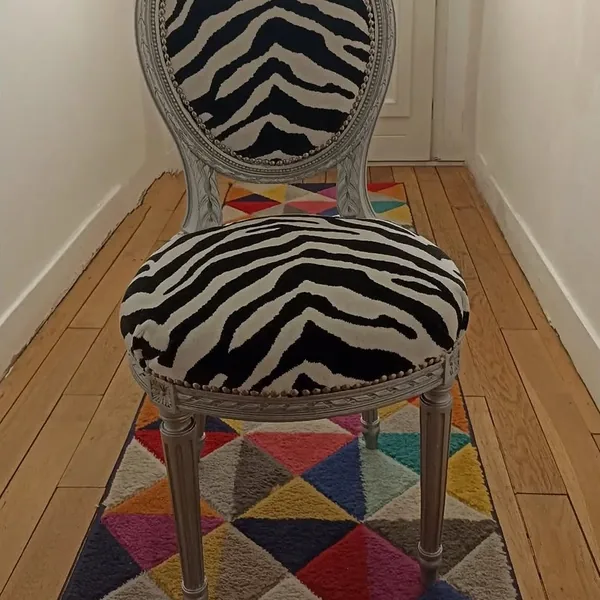 Chaise médaillon zébrée, de face